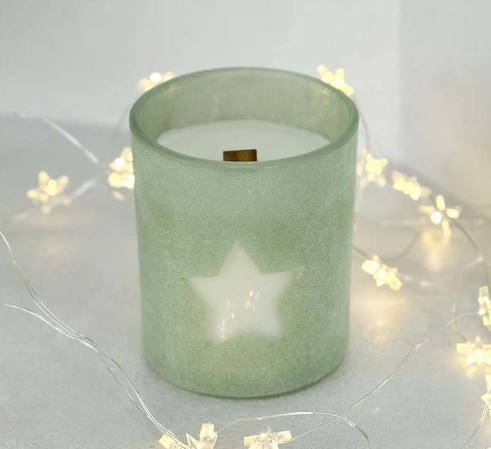 Свічка парфумована з соєвого воску зелена Лейла тютюн берлі та ваніль з дерев`яним гнотом 170g 35h — фото 3